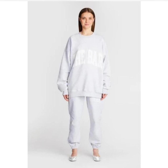 This is a pre-owned women's "THE BAR" sweatshirt in light heather grey, size L - Picture 2 of 8